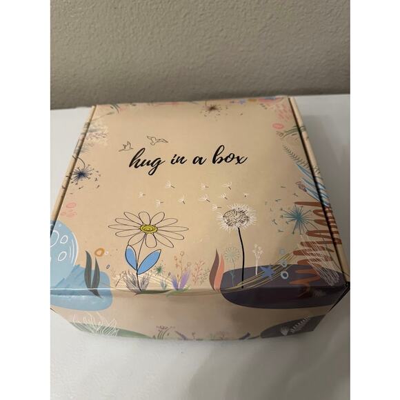 Hug‎ in a Box - Picture 1 of 3